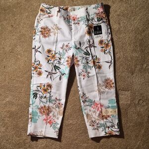 St. John's Bay White Floral Capris